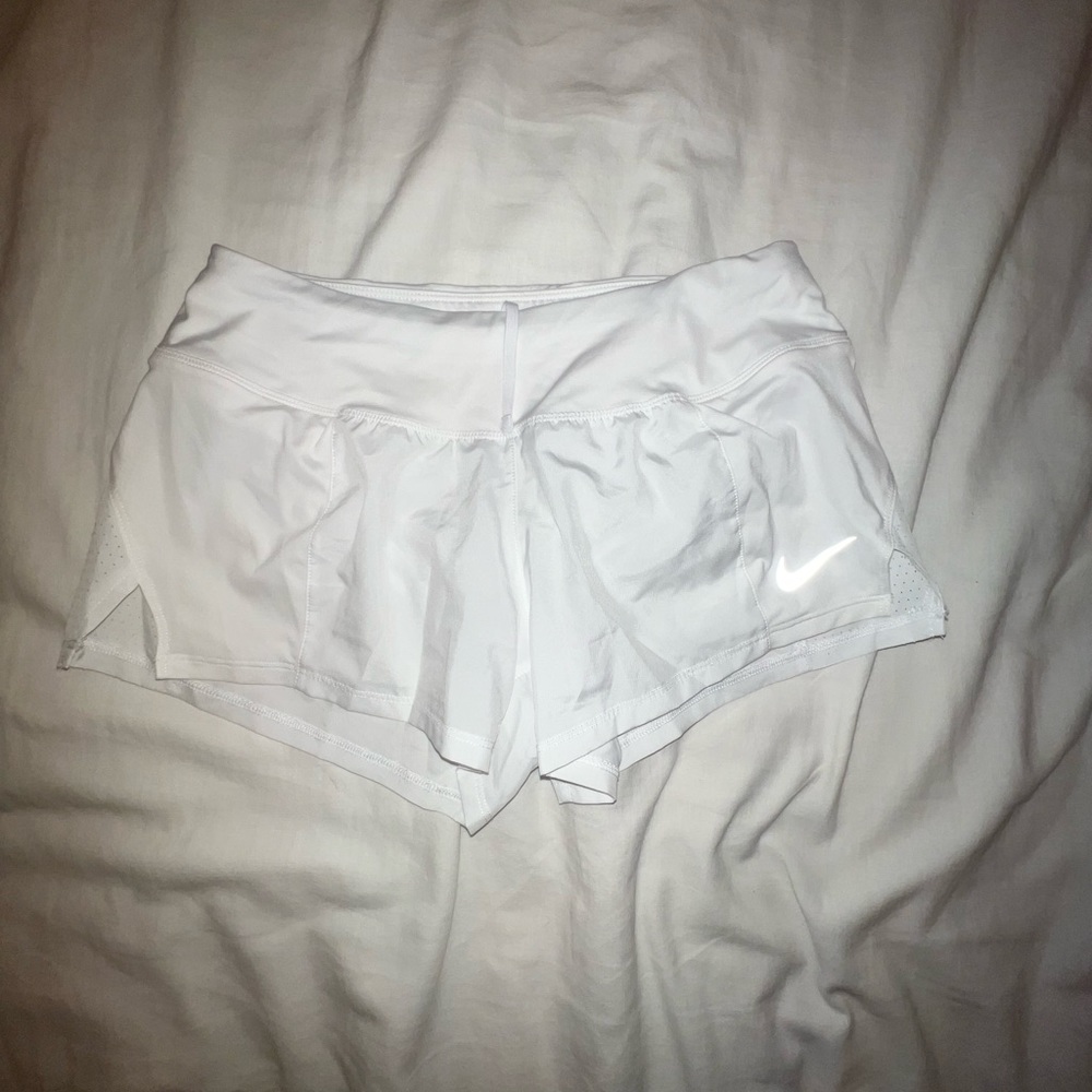 Short white Nike shorts